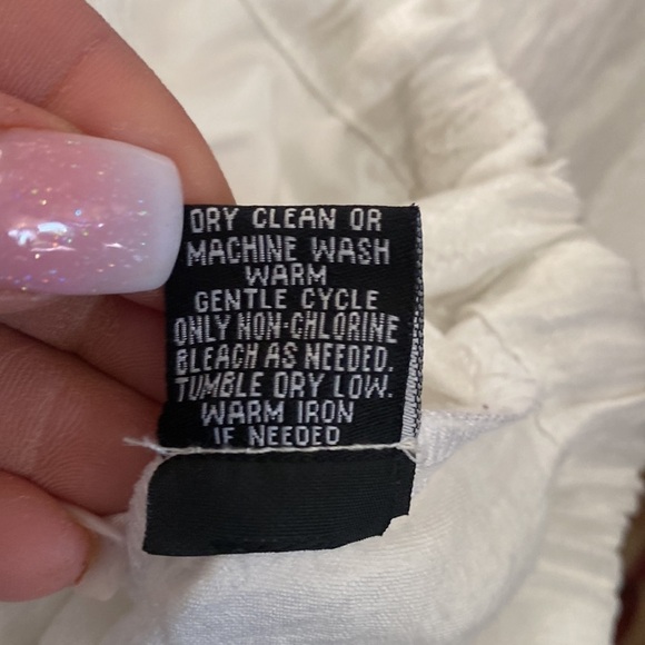 Linear white blouse with cuffed sleeves. Great stitching detail. 2X - Picture 9 of 10